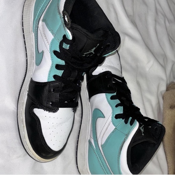 Jordan 1s
Retro Jordan 1 Mid - Tropical Twist. Sise 8 - Picture 2 of 7
